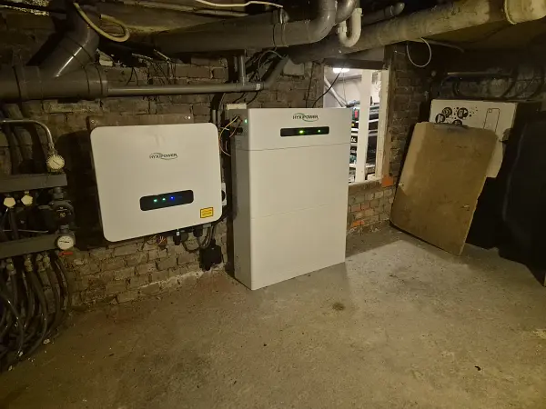 Compleet Hyxi-systeem met 16 zonnepanelen over vijf dakvlakken in Amsterdam
