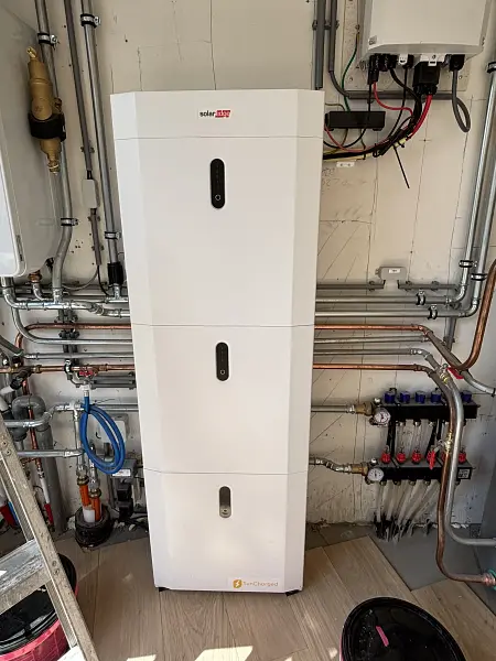 13.8 kWh SolarEdge Thuisbatterij met 24 Zonnepanelen, back-up functie & 2 laadpalen
