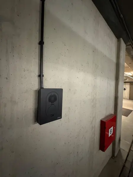 Driefase Zaptec Go 2 laadpaal in een parkeergarage in Amsterdam
