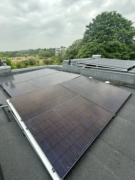 24 Battery-Ready Zonnepanelen op een plat dak met APsystems Micro-omvormers