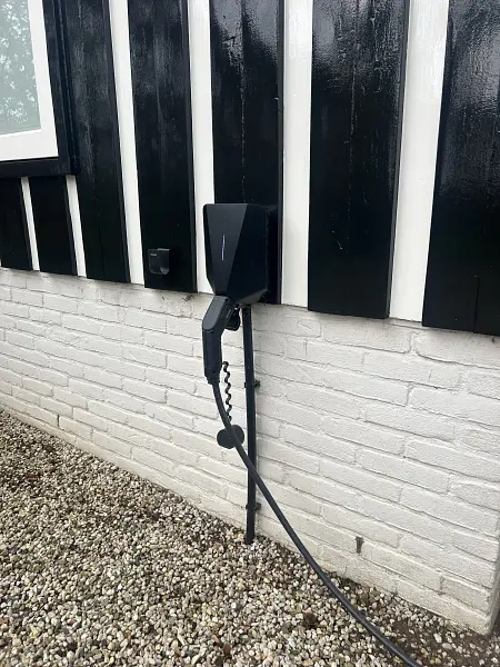 Easee Slimme 22 kW Charge up Laadpaal aan muur bevestigd